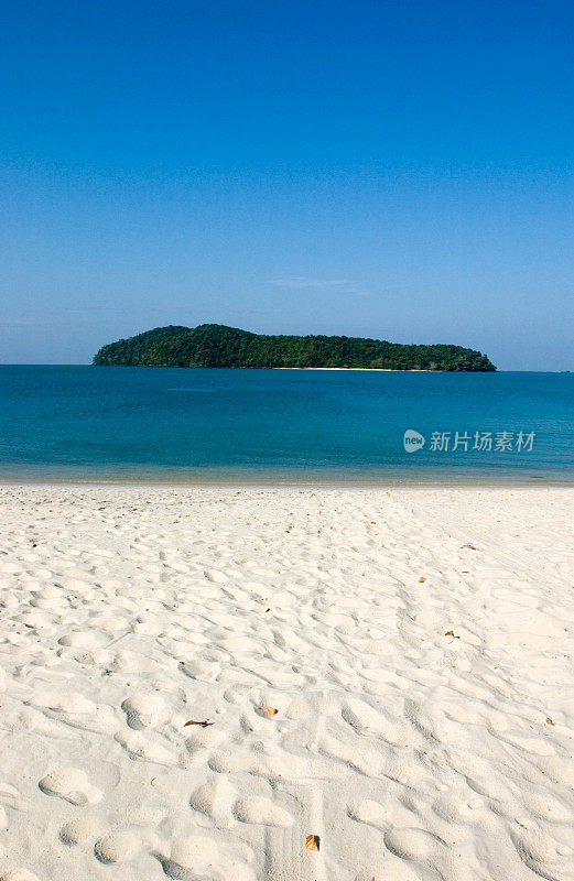 从马来西亚兰卡威海滩看岛屿