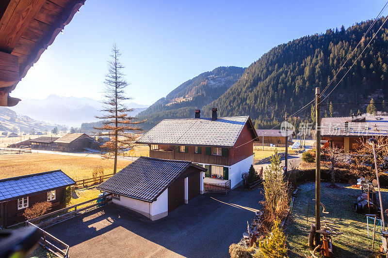 清晨的阳光，瑞士的阿尔卑斯山，房屋和谷仓