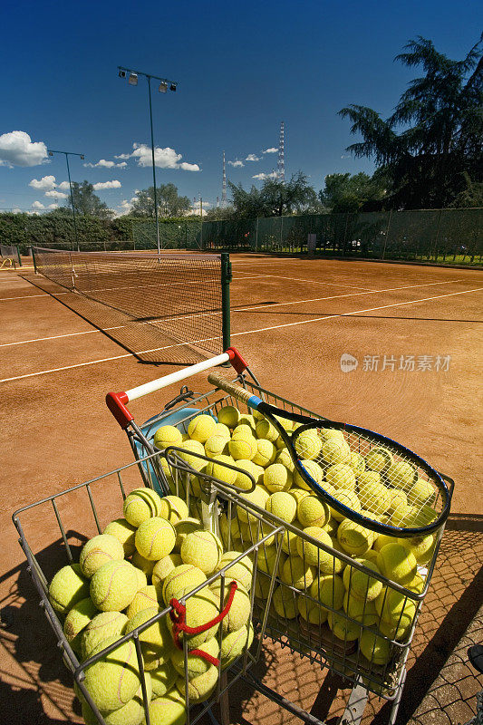 网球场在一个阳光明媚的日子