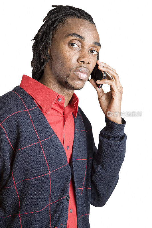 一个非裔美国人在用智能手机聊天