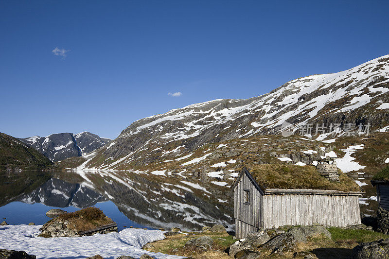 挪威湖和山小屋