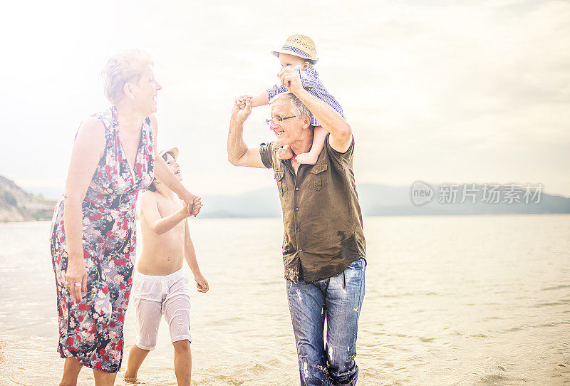 祖父母和孙辈享受海滩假期