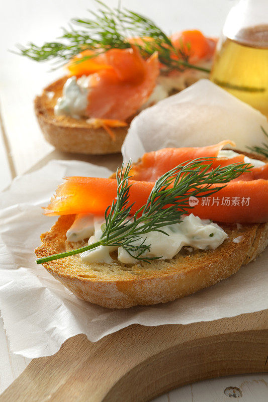 意大利风味:意式烤面包配鲑鱼，奶油芝士和莳萝