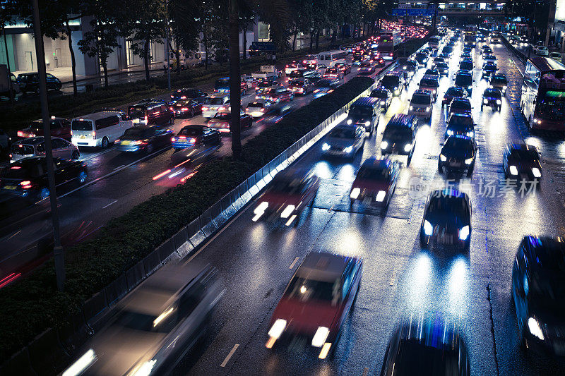 香港市内道路繁忙，车灯闪烁