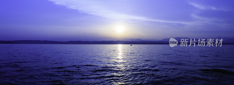 日落时湖的全景