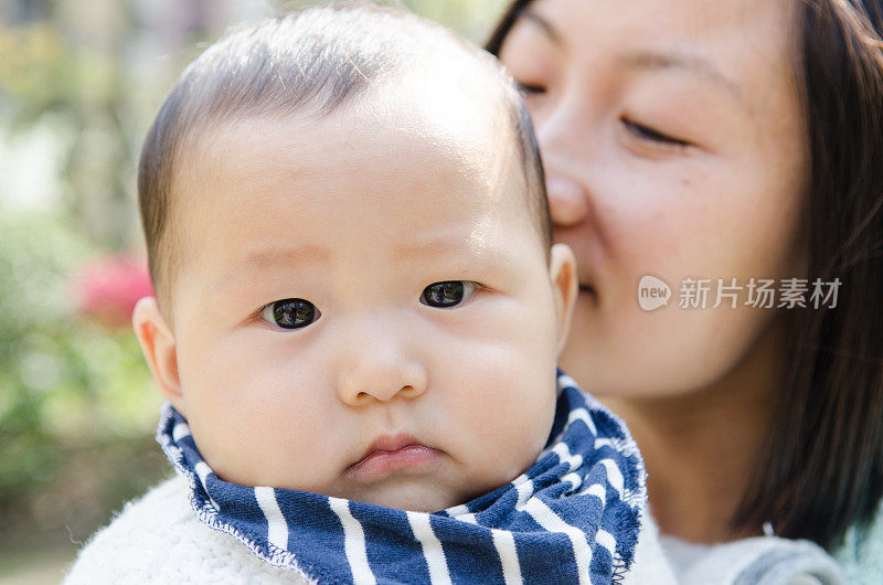 年轻的妈妈和她可爱的宝宝