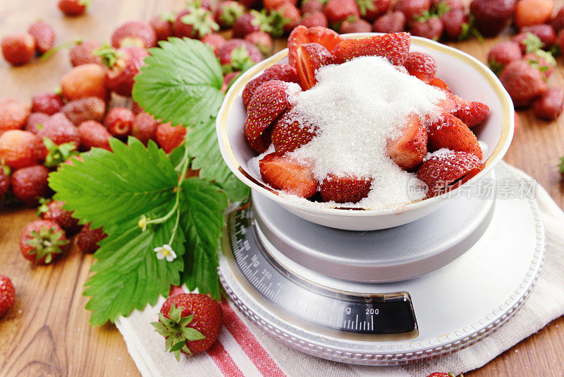 体重秤上的碗里的草莓