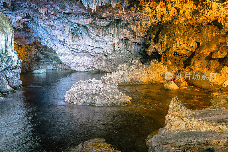 撒丁岛被水淹没的洞穴
