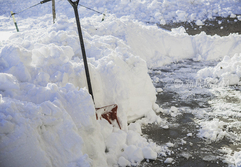 冬季降雪后清除积雪的小路。美国科罗拉多州