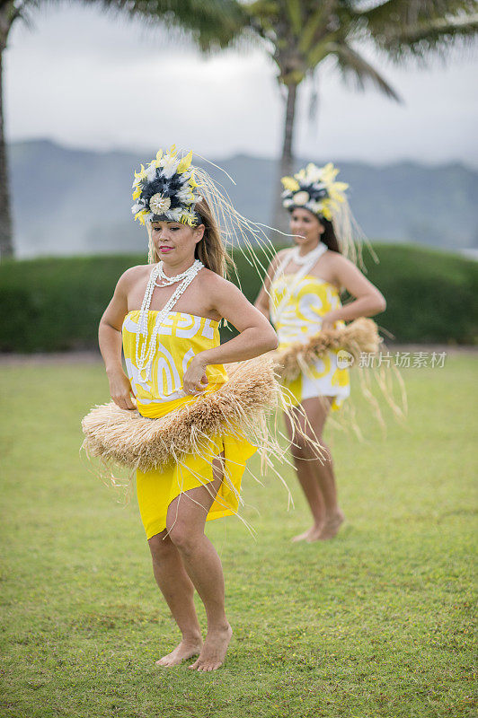 在夏威夷宴会上为游客跳舞