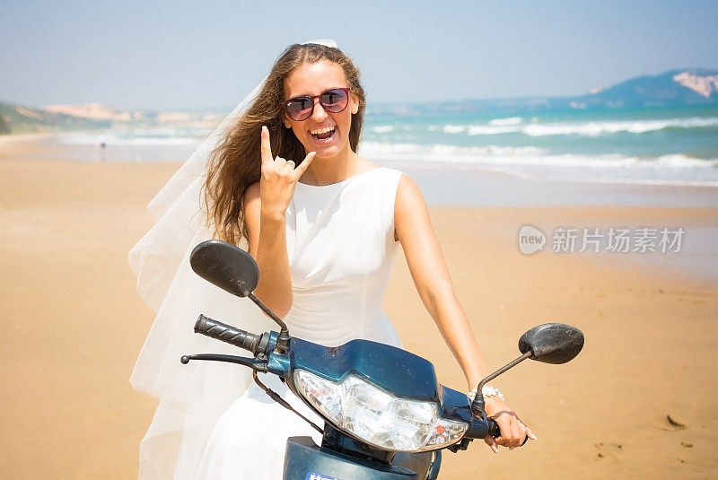 骑摩托车的新娘