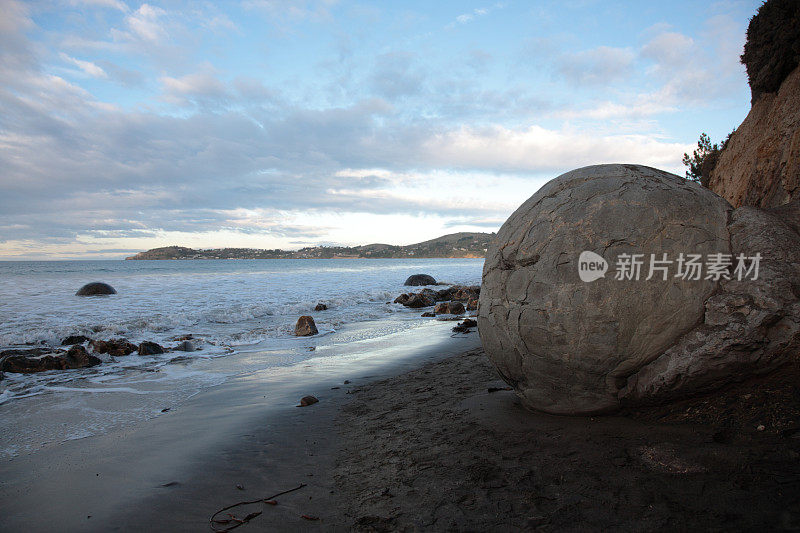 新西兰，Koekohe海滩，日落时的莫拉基巨石