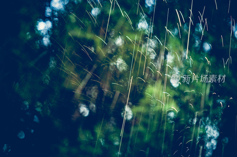 抽象自然散景背景-水滴在空气中划过