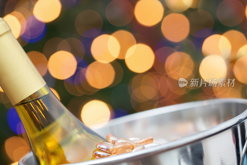 一个香槟酒瓶的特写与模糊的圣诞灯