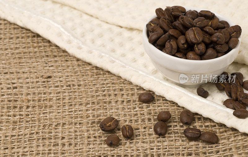 将咖啡豆放在盘子里，盖上毛巾和黄麻