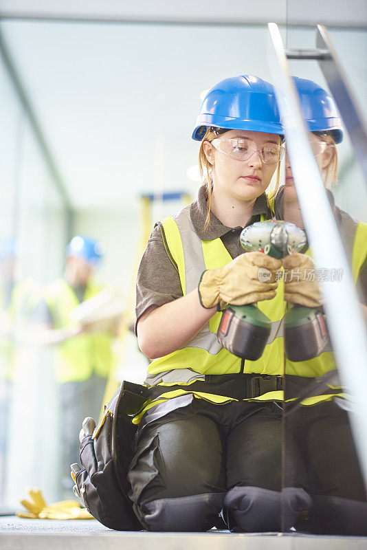 年轻女建筑工人