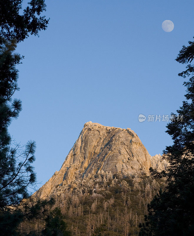 岩峰与月亮