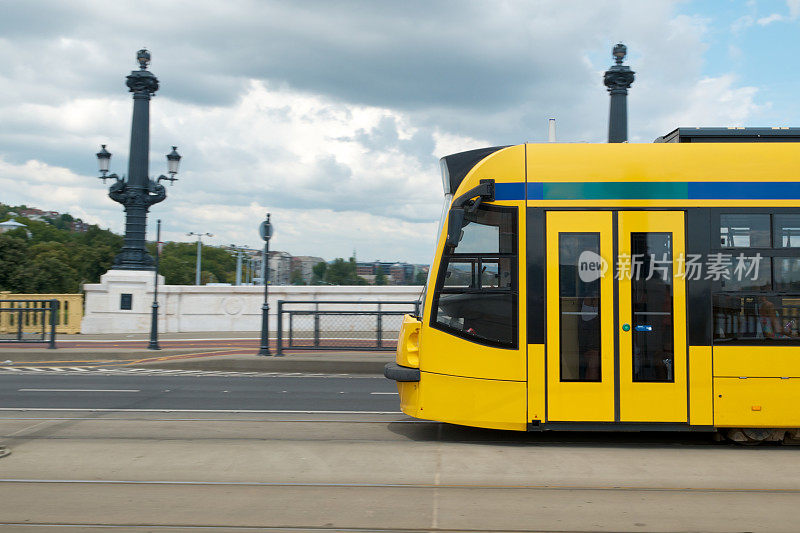 匈牙利布达佩斯的黄色电车