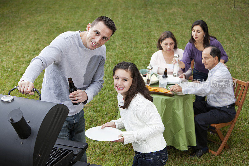 西班牙家庭在户外野餐