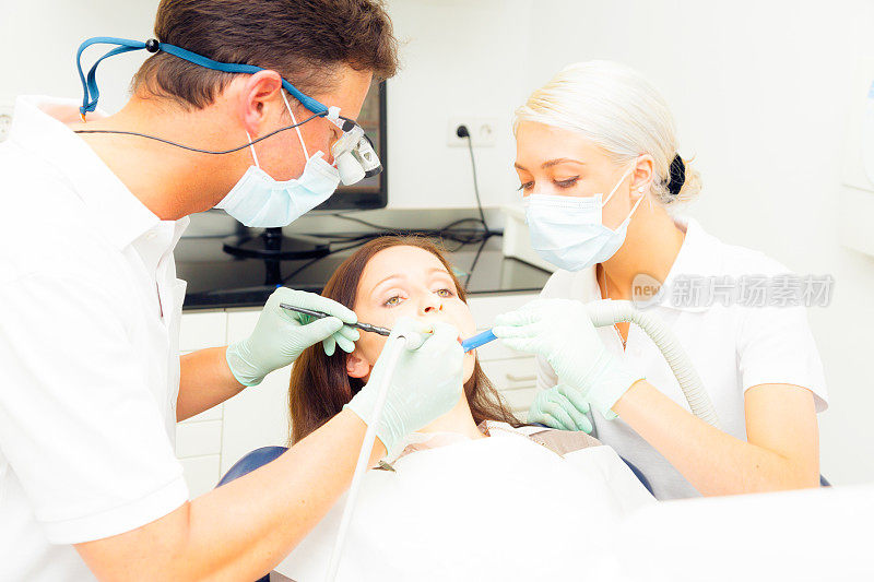 年轻女子正在牙医那里接受治疗