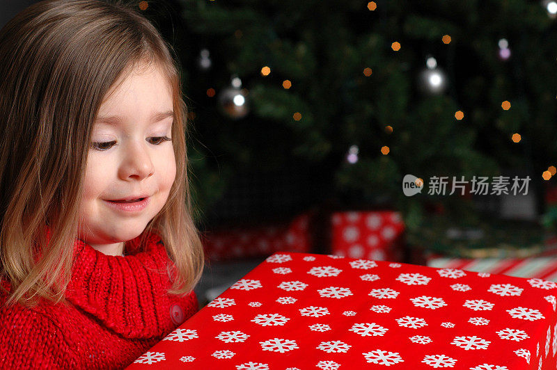 小女孩与圣诞礼物树