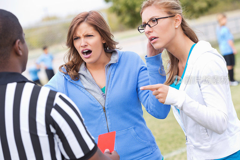 愤怒的足球妈妈在孩子们的比赛中对裁判大喊大叫