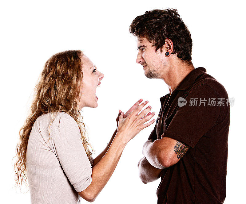 愤怒的年轻夫妇吵架:孤立上白