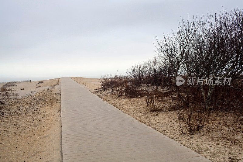 阴天通向海滩的木板路