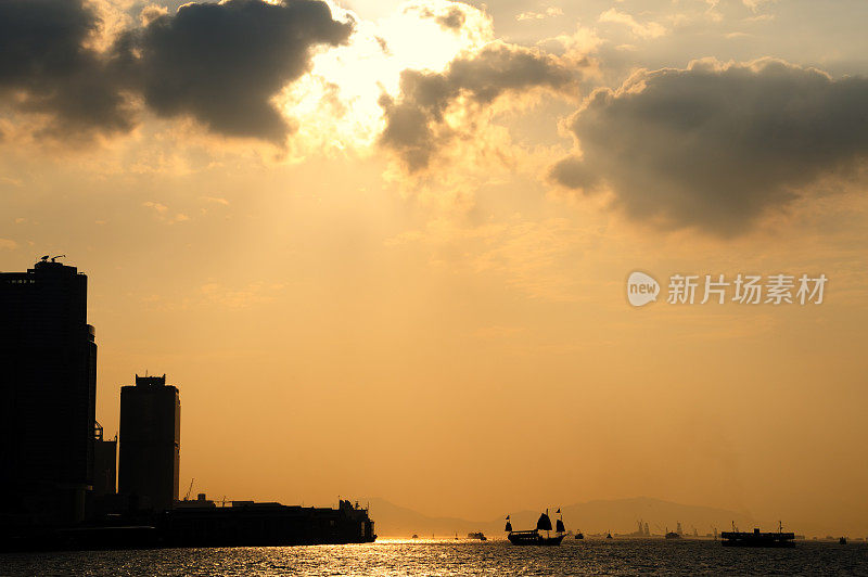 香港维多利亚港日落景观与商业大厦剪影