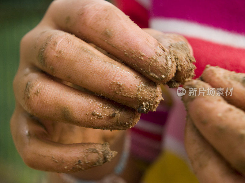 孩子玩泥巴的手