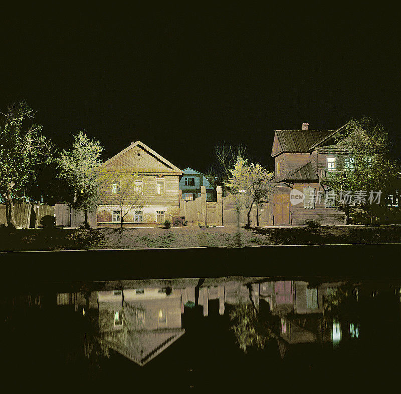 的夜晚。河边的房子。