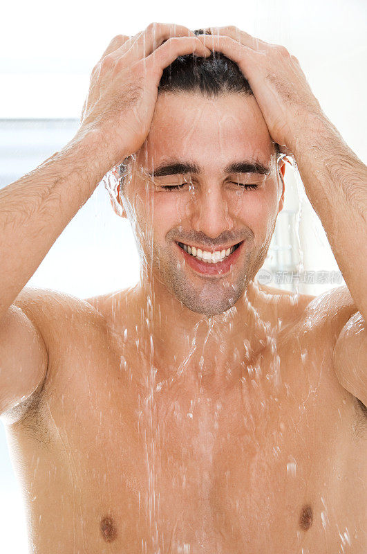 年轻英俊的男人在洗澡。