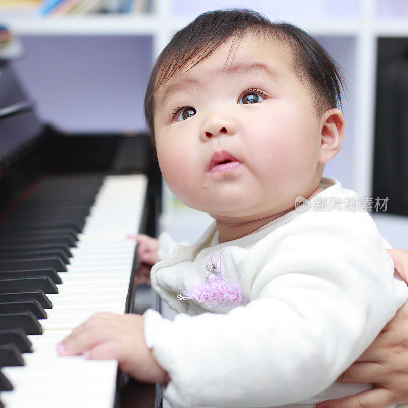 好奇的宝宝弹钢琴