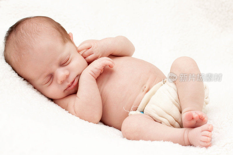 新生婴儿穿着布尿布睡觉