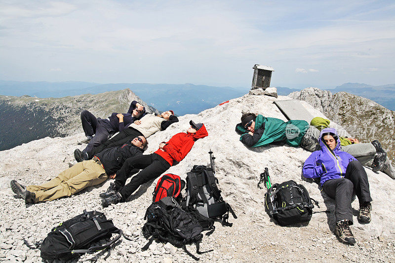 一群徒步旅行者在山顶休息