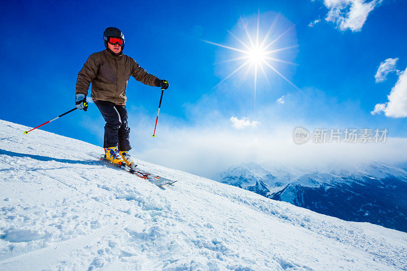 滑雪场斜坡上的滑雪者