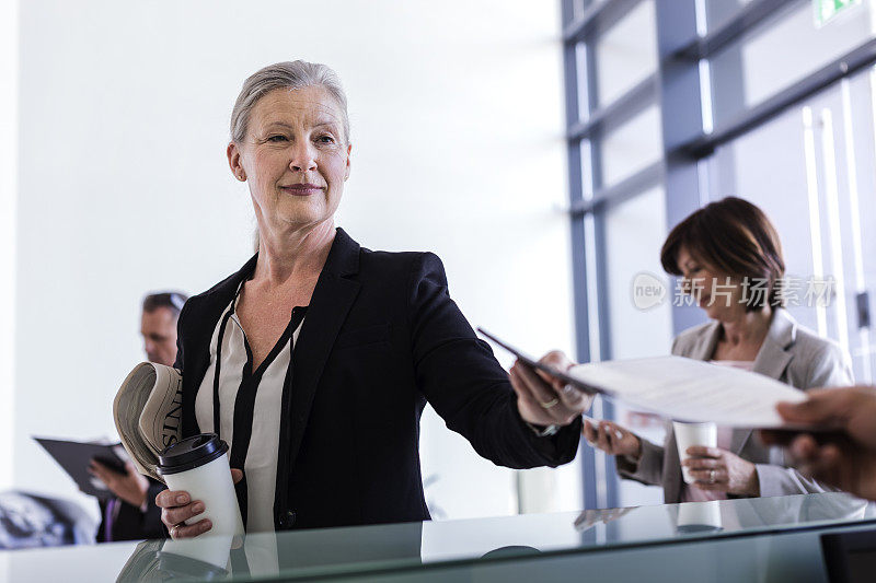 有文件的高级女商人