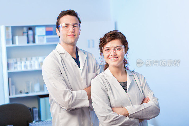 微笑的大学理科学生在实验室水平的肖像