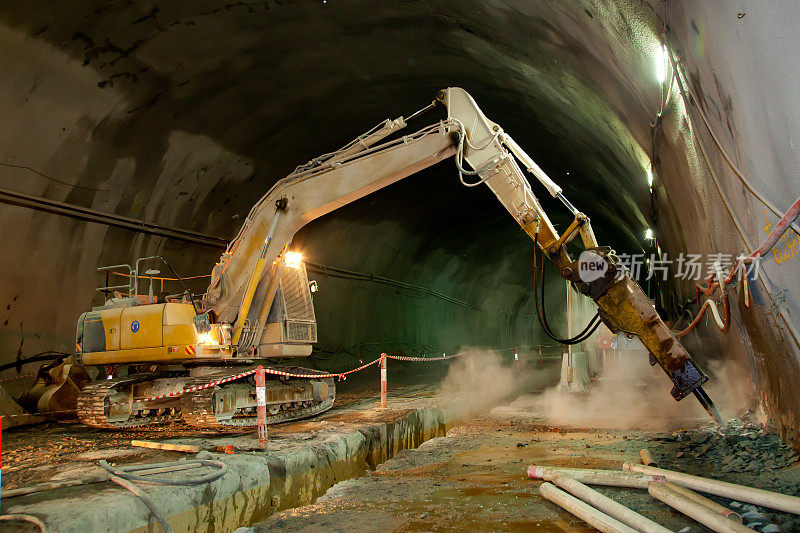 液压锤式挖掘机-混凝土道路隧道施工