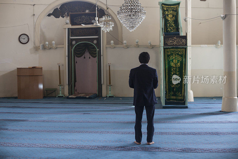 一名穆斯林男子在土耳其安塔利亚的苏丹阿拉丁清真寺祈祷
