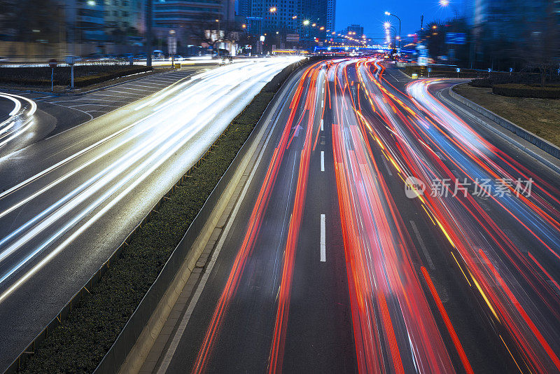 多车道高速公路夜间高峰时段的交通状况