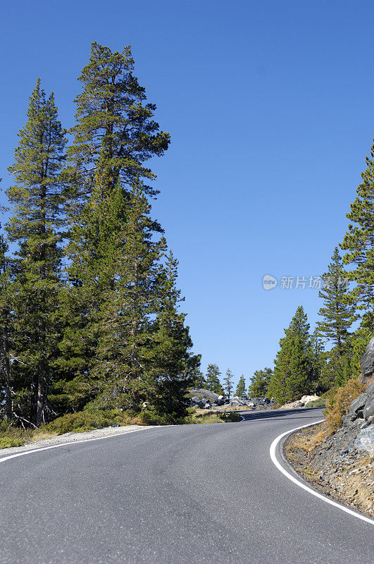 穿过内华达山脉的山路