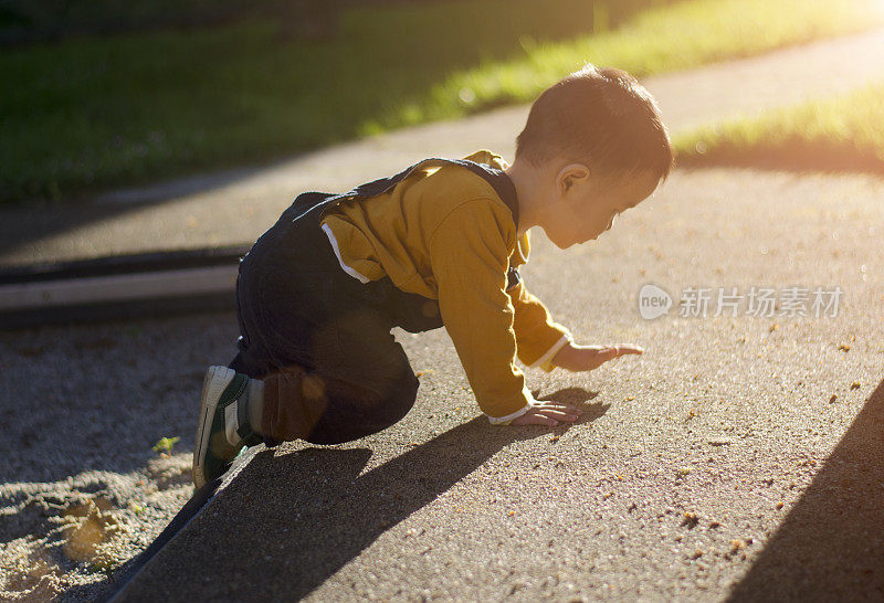 亚洲幼童在户外玩耍