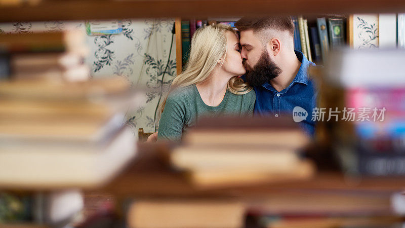 图书馆接吻情侣
