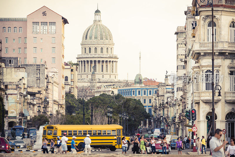 古巴哈瓦那一条繁忙的街道