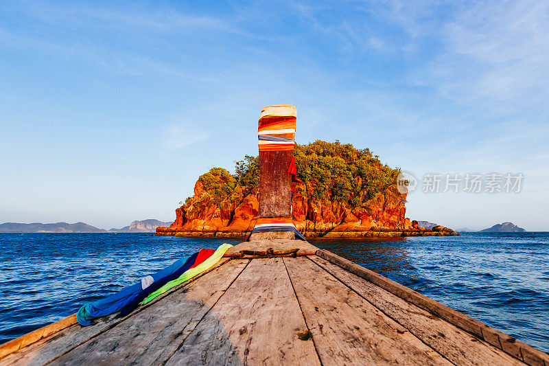 泰国安达曼海中的船只岛屿