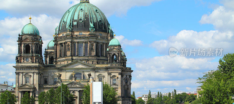 柏林大教堂映衬着天空和树木