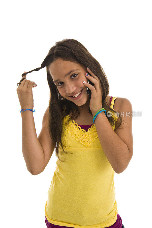 少女用手机卷头发