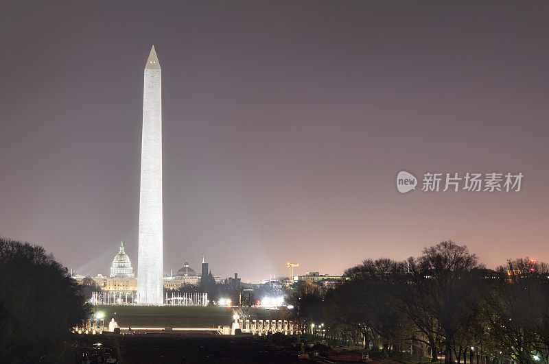 午夜的华盛顿纪念碑和国会大厦