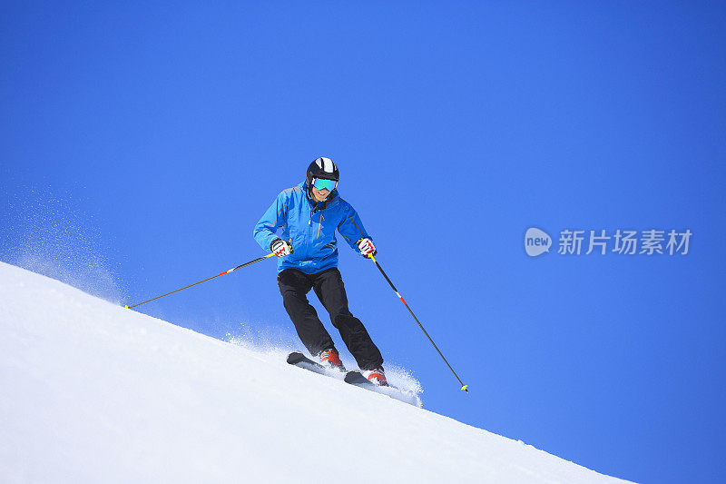 成熟的男人在阳光明媚的滑雪场滑雪